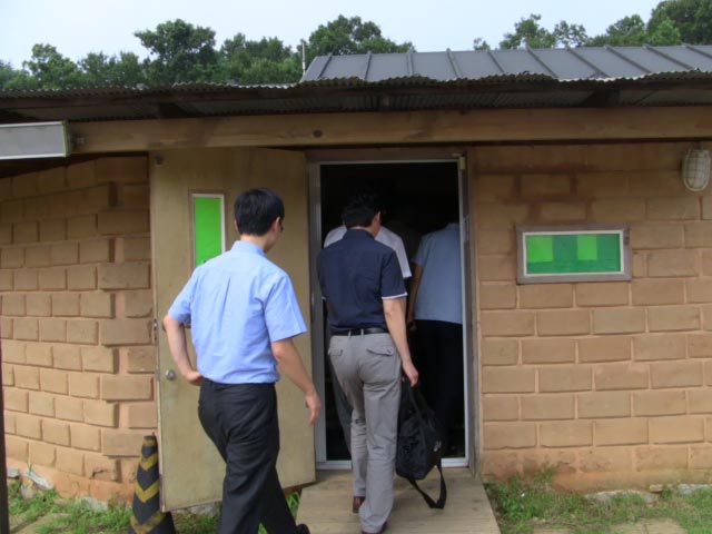 ilchilee_classroom Ilchi Lee visits the alternative school.