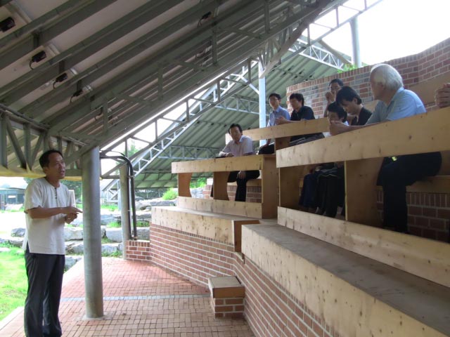 ilchilee_outdoorlectureplace Ilchi Lee visits the alternative school.