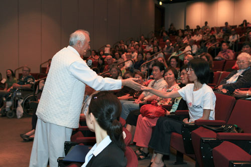 Hawaii Power of Meditation audience Hawaii Power of Meditation audience