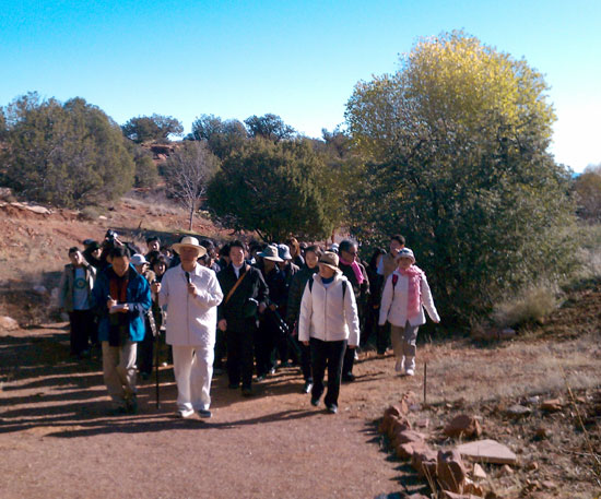 Ilchi Lee giving talk in Healing Garden at Sedona Mago Retreat Ilchi Lee giving talk in Healing Garden at Sedona Mago Retreat