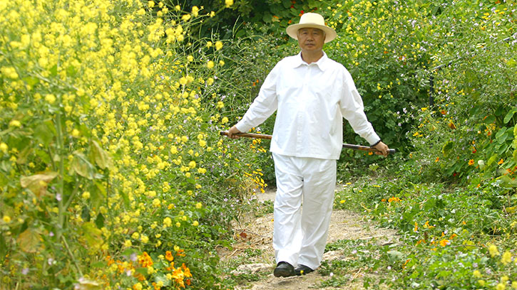 Ilchi Lee walking in nature